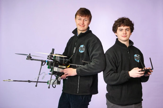 Sébastien en Celestin met hun drone in de hand